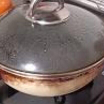 この料理法が売りの鍋を使っていましたがテフロンが剥げて買い替えを検討してました！厚手で代用できるなんてすばらしいアイデア！ありがとうございます